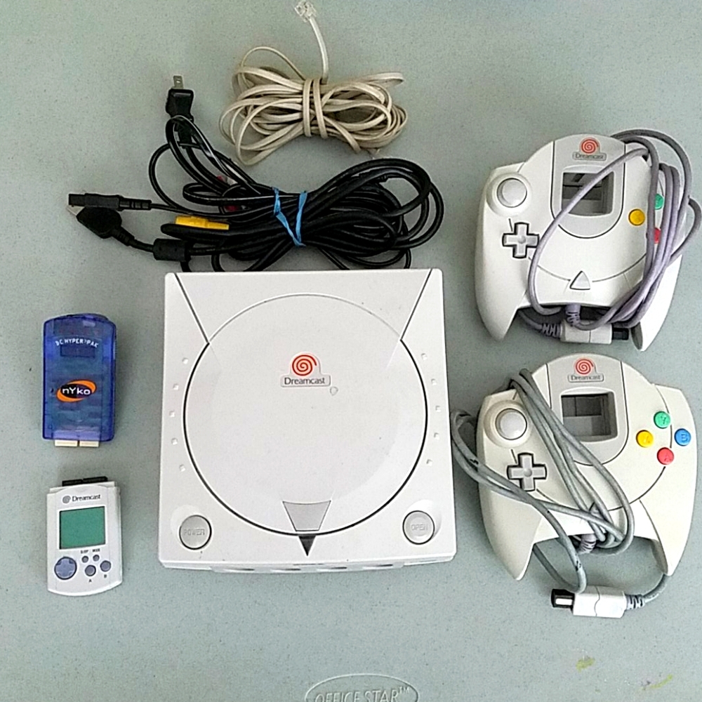 SEGA Dreamcast Console w 2 Controllers